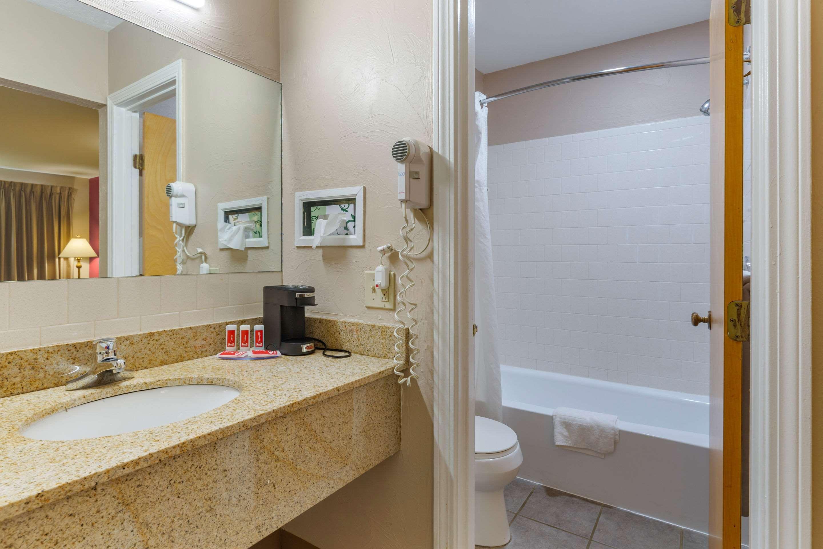 Econo Lodge Sturbridge Route 20 Extérieur photo