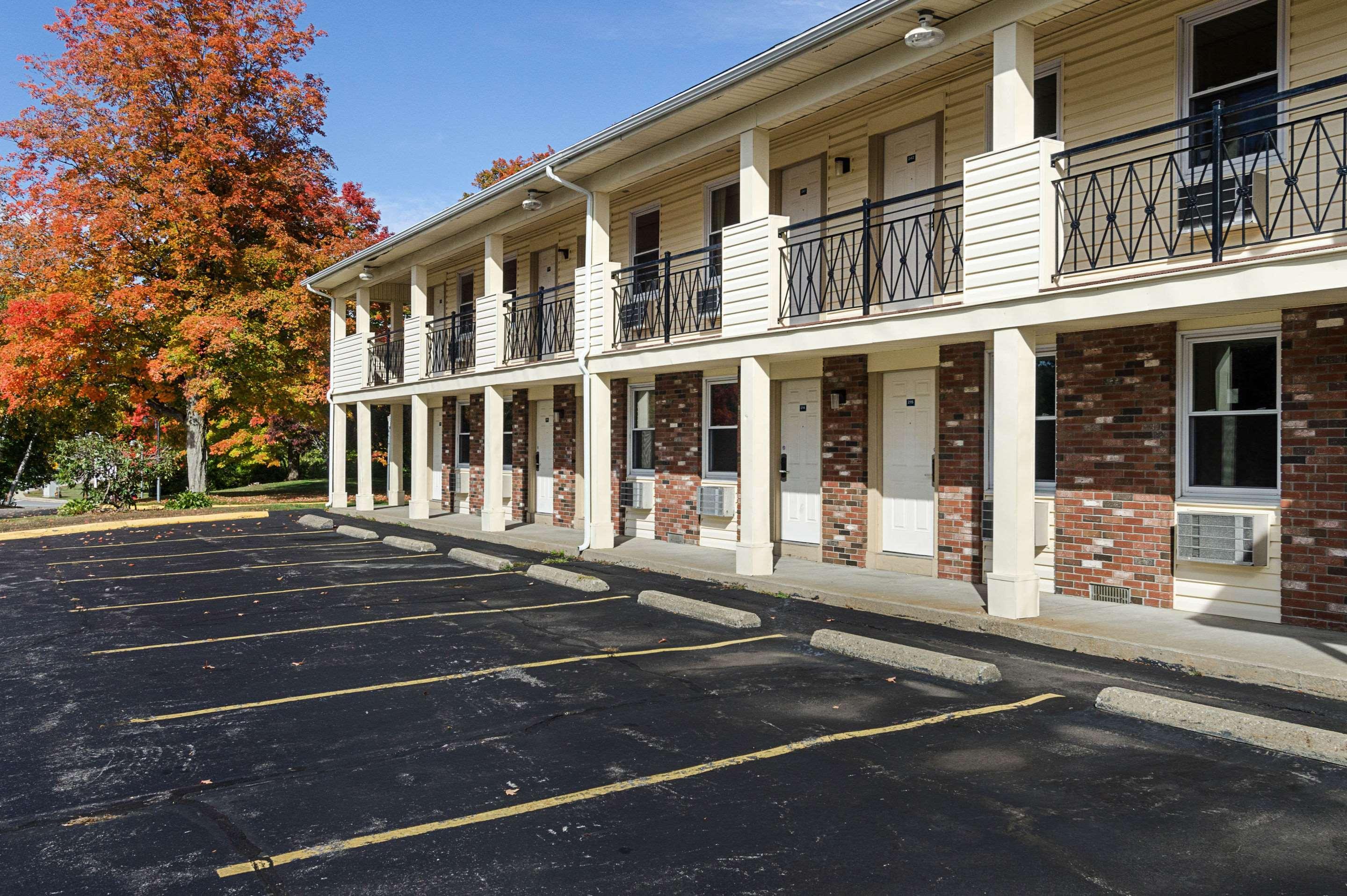 Econo Lodge Sturbridge Route 20 Extérieur photo